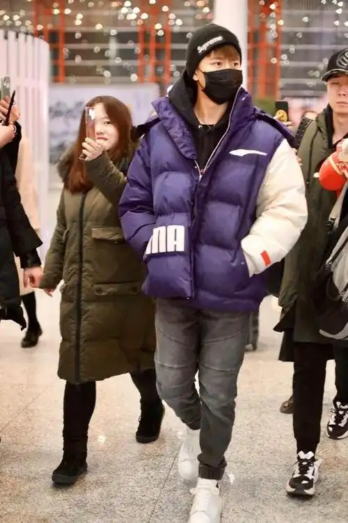 任嘉伦现身机场蓝色羽绒服配褪色牛仔裤浑身散发少年气质