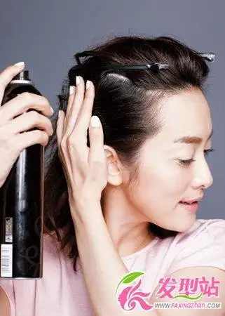 怎么梳头发才不乱时尚中分梳发教程2