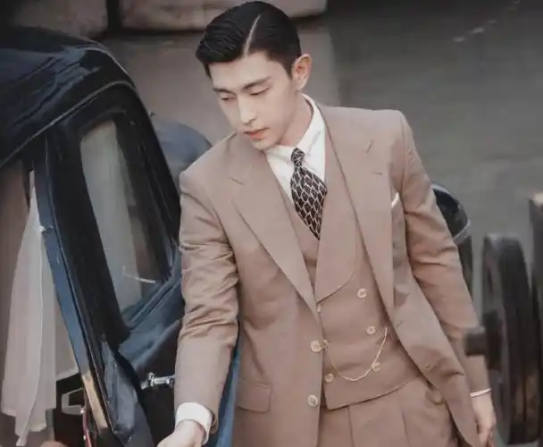 邓伦新剧《夜旅人》路透,中分大背头帅到犯规,戴袖箍男友力十足_高清