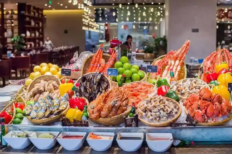 知味西餐厅自助餐有多种新鲜海鲜不限量供应, 品种让人眼花缭乱,课抖