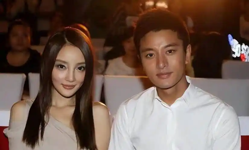 一下子就被这种激情澎湃的演唱方式给吸引到了,一向宠爱妻子的贾乃亮