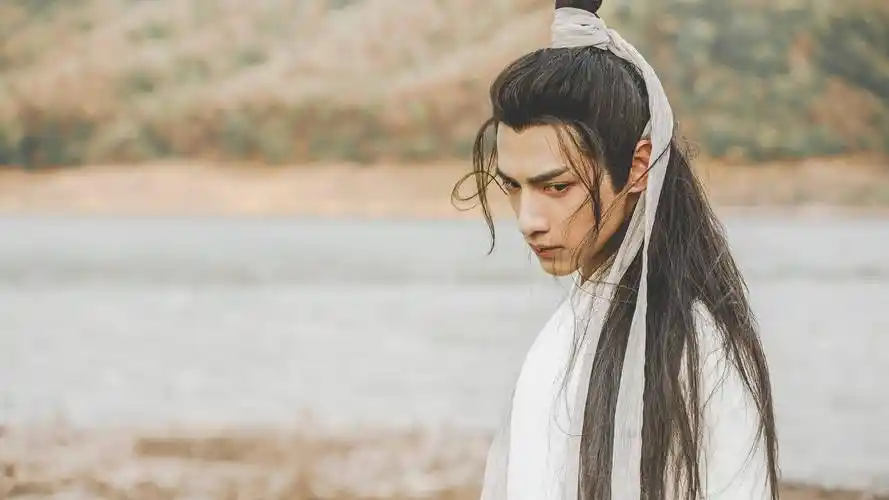 罗云熙半永久白衣造型,腻了,是古装美男子,也是一直吃老本_衣行_美的