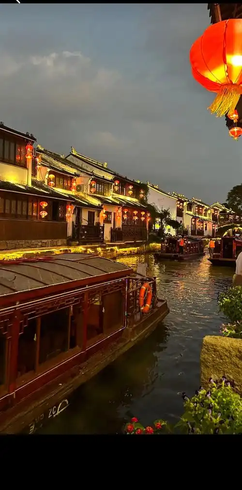 "一座姑苏城,半部江南诗"#姑苏城风景 #暮色下的江南小镇有 - 抖音