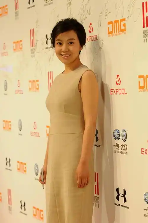 50岁的闫妮这是逆生长吗皮肤紧致没皱纹换成短发后意外显年轻