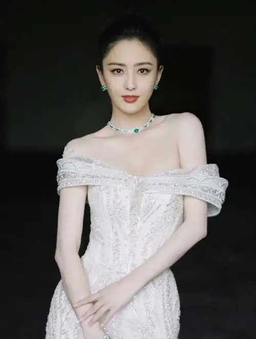 佟丽娅穿白色蝴蝶结鱼尾礼服裙出席活动,轻盈灵动又优雅大气