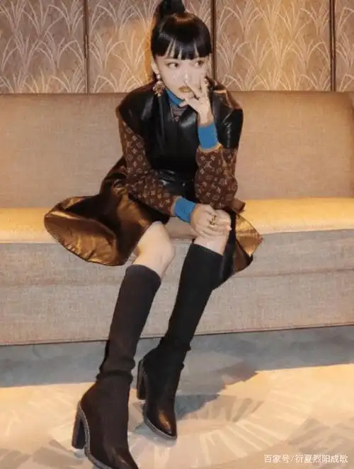 38岁的张韶涵终于对"毒汁靴"下手,黑旗袍搭镂空丝袜,性感撩人