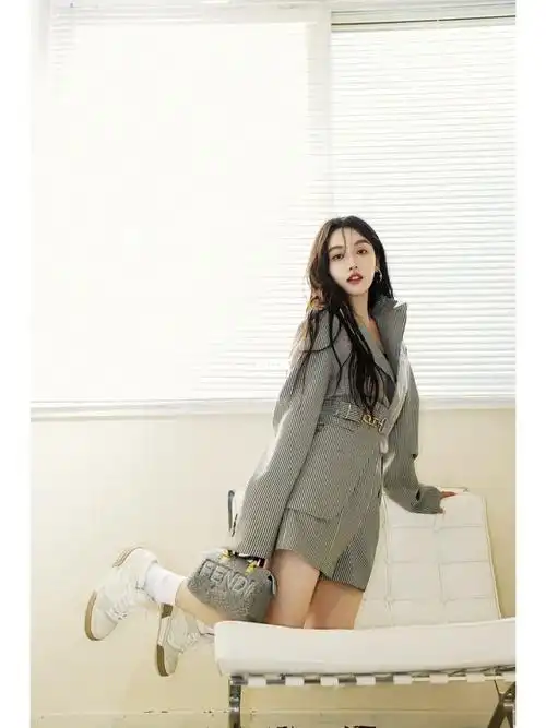 姜贞羽这双小白鞋狠狠心动了91美女贞好看啊呜呜呜在官网找了下是