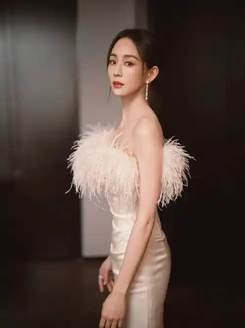 张钧甯穿白色羽毛裙身材纤细如春日百合熠熠生辉