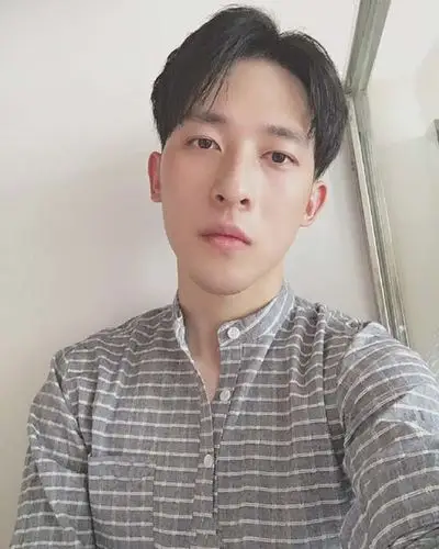 帅哥图片生活照同一人 帅气耍酷的大鼻孔