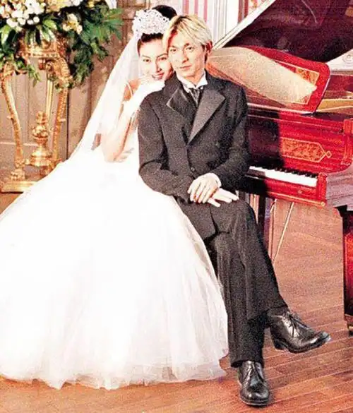 天王刘德华妻子朱丽倩婚纱照美极了难怪一直不公开