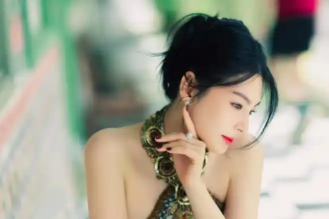 张雨绮身穿碎花吊带裙搭精美耳坠尽显成熟妩媚