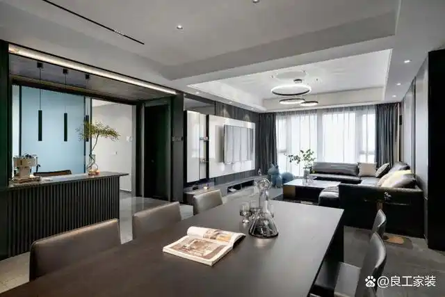 客厅与餐厅形成全方位的开放式格局,既能呈现空间一体感,又可以增加