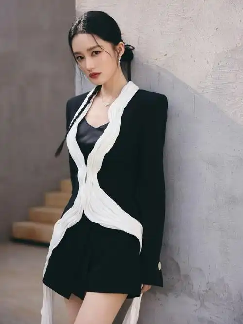 李沁千金归来妆##李沁下半身消失穿搭#@李沁黑色西服干练大气,白褶皱