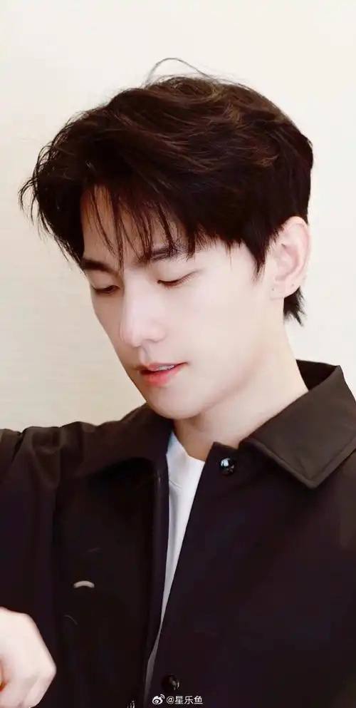 杨洋新鲜紫色西装写真##杨洋的满分写真##荣耀100