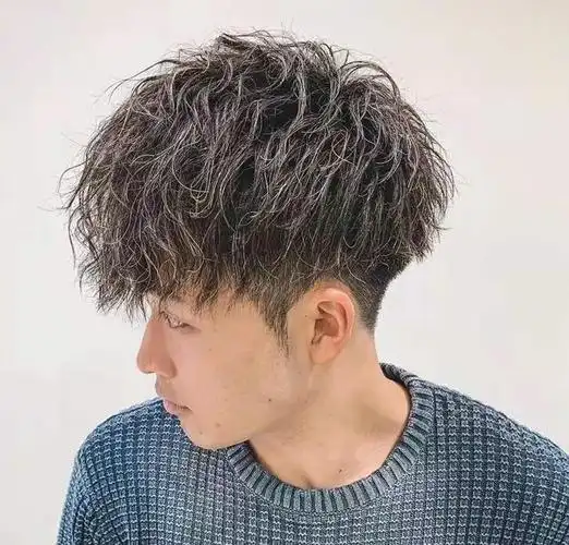 3,自然干练的男神发根定位烫