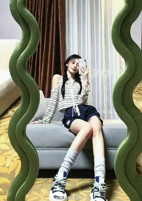 鞠婧祎对自己真狠,身材管理要极致,身材比例很好,腿长腰细,全身照也