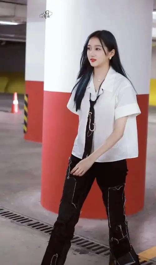 关晓彤蓝色长发挑染##关晓彤蓝色长发挑染路透