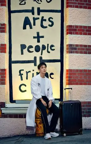 > 曾舜晞休闲帅气时尚街拍图片(6/6)