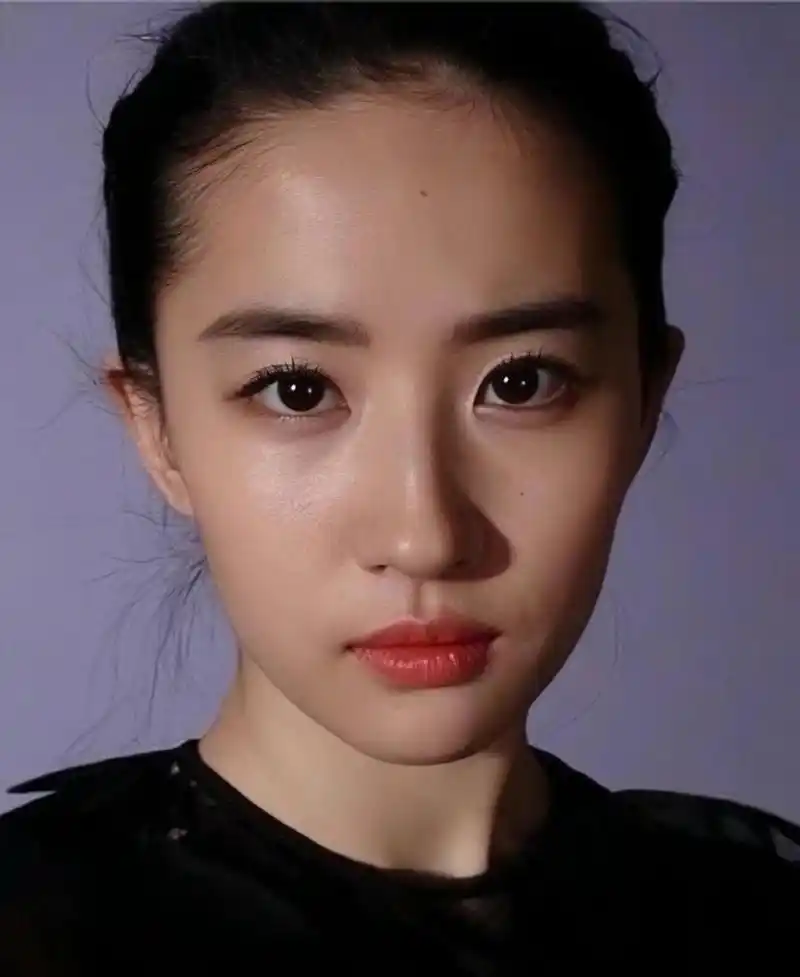 神仙姐姐果然名不虚传,刘亦菲这纯素颜大头照,都这么惊艳,爱了爱了!