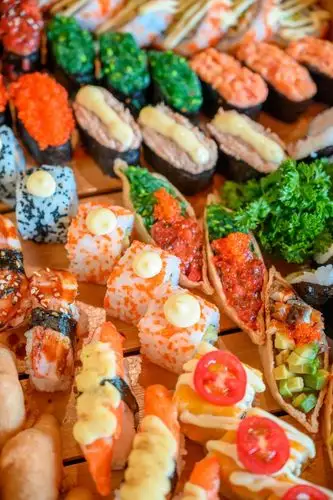 惊了温州竟有座1米长巨型豪华寿司游轮开进家门半价还能免费吃