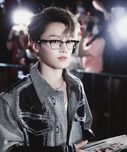 刘雨昕黑框眼镜造型,侧脸照也太优越了吧!这是什么神仙颜值?