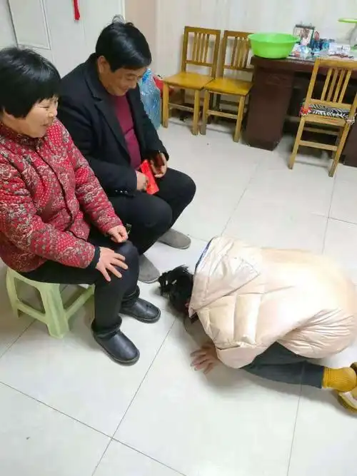 晋艺朴同学给长辈磕头拜年!