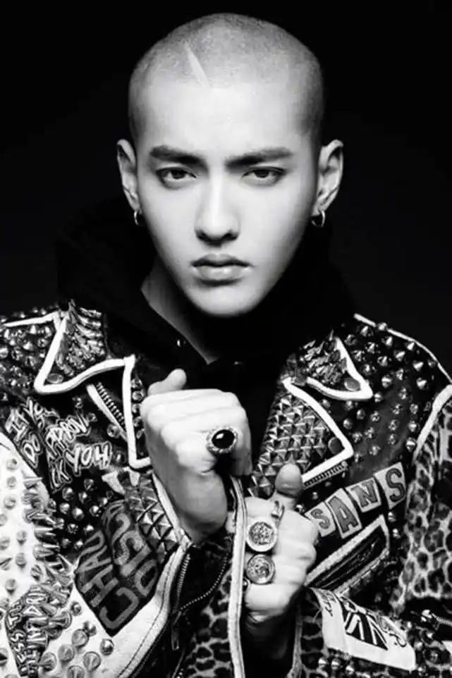 吴亦凡为艺术献身,坦言最初不适应剃光头,难受了半个月