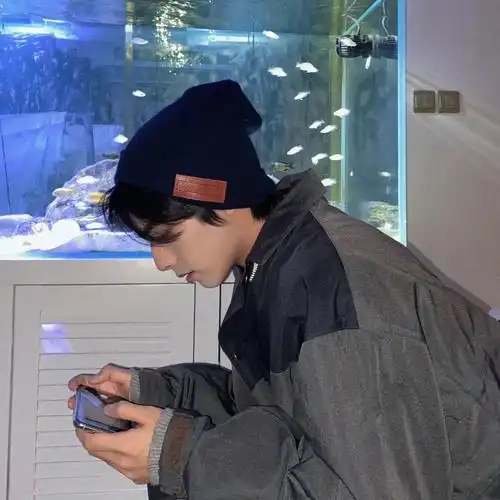 宋威龙版课代表演绎法: 1,侧面摆拍错不了 这招想来其实不用教,侧面摆