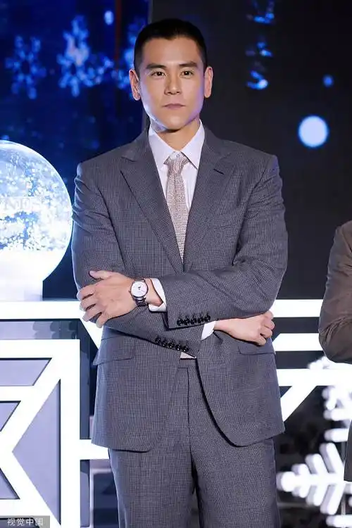 彭于晏剪板寸短发穿西装酷帅有型