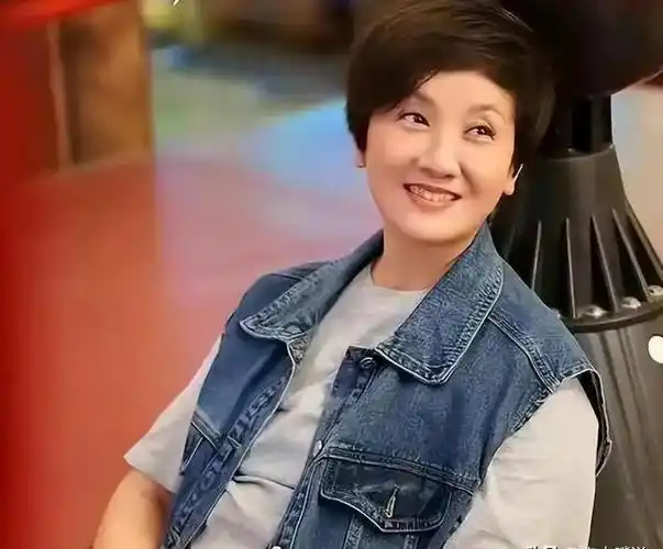 万万没想到65岁丁克了一辈子的邓婕最终成了人生赢家