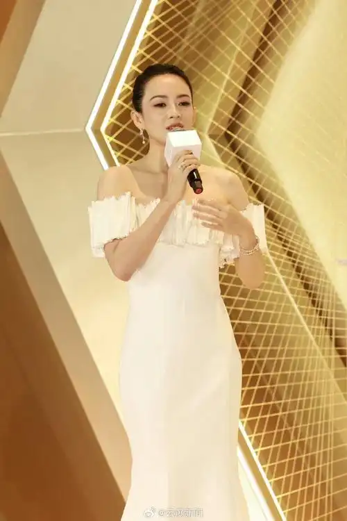 章子怡熬夜看奥运会