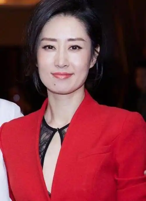 刘敏涛素颜走机场穿粉色t恤好娇美鱼尾纹显真实年龄