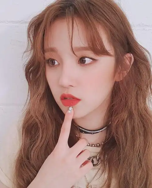 宋雨琦卷发红唇,俏皮甜美手机壁纸图片_高清图集_新浪网