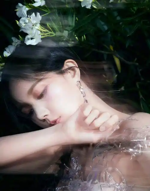 李一桐在花园里的照片穿着隐形萌裙,清凉优雅清纯又充满肉欲_刚从