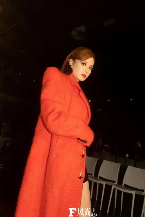 风尚志ciaomilano##风尚志张萌米兰时装周看秀之旅#@张萌红色垫肩