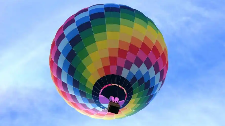 蓝天下的彩色热气mac壁纸