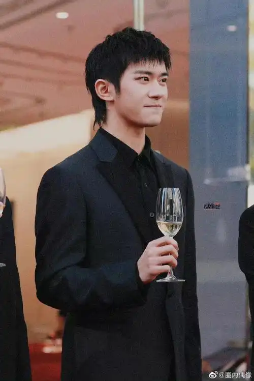 易烊千玺憋笑失败#易烊千玺实在是太可爱了,捕捉到了一只想装高冷