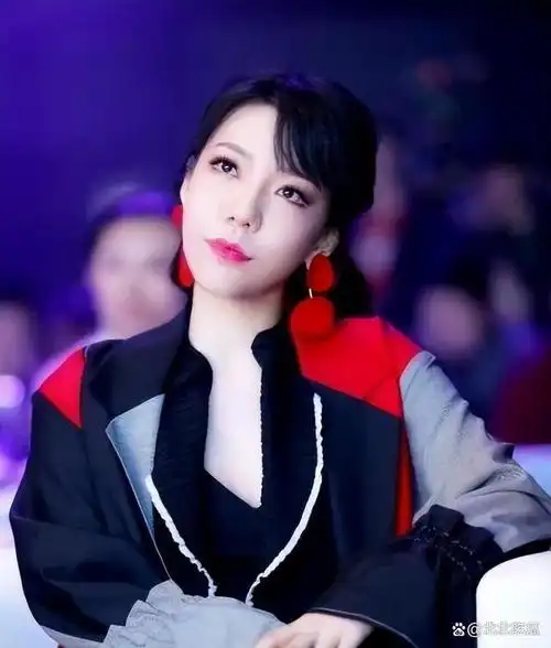 凭借一张"鬼脸"收入过亿,现在无人问津,吴莫愁是怎么了?