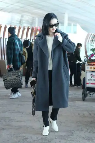 景甜穿长款灰色大衣搭配黑色裤子现身机场,戴黑色墨镜皮肤白皙