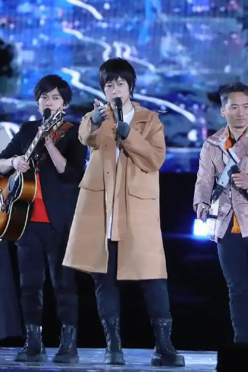 阿信超话92#五月天上海演唱会#day1 冬天限定皮膚手套信02@阿信又