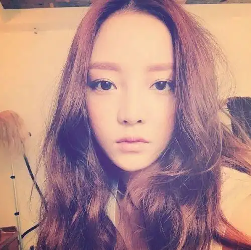 近日,韩国女子组合kara成员具荷拉在自己的instagram上上传了一张照片