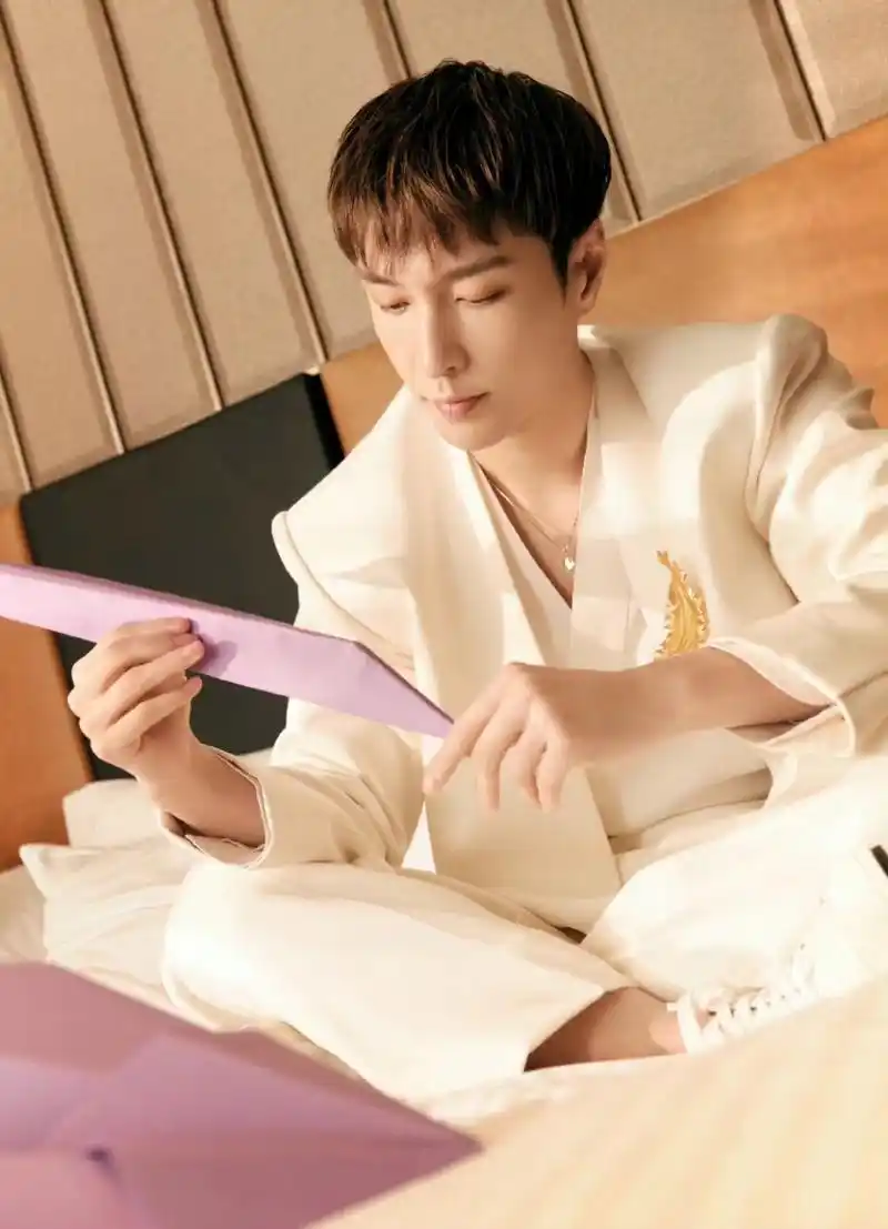 张艺兴的穿搭带着不少艺术感.