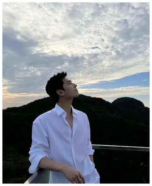 杨洋突然出现,能把白衬衫穿出霸道总裁感也就杨洋,肖战都比不过