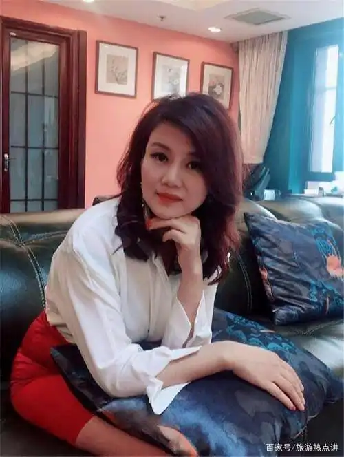 徐珺出生于1979年的山东省,从小不光长相漂亮还是成绩优秀,是天下