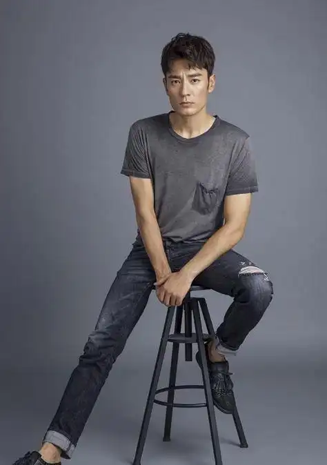 李光洁大秀健硕身材写真