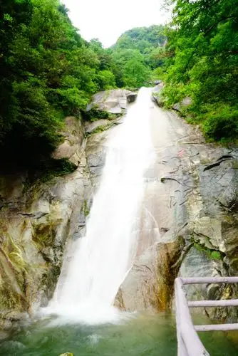 云谷飞瀑