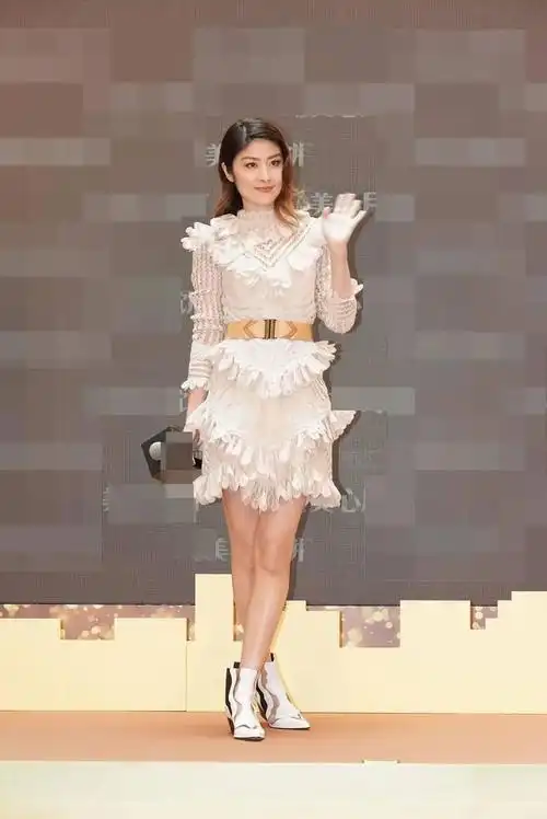 陈慧琳厉害了,抹胸"鱼皮裙"也能穿出高级感,这身材给满分!