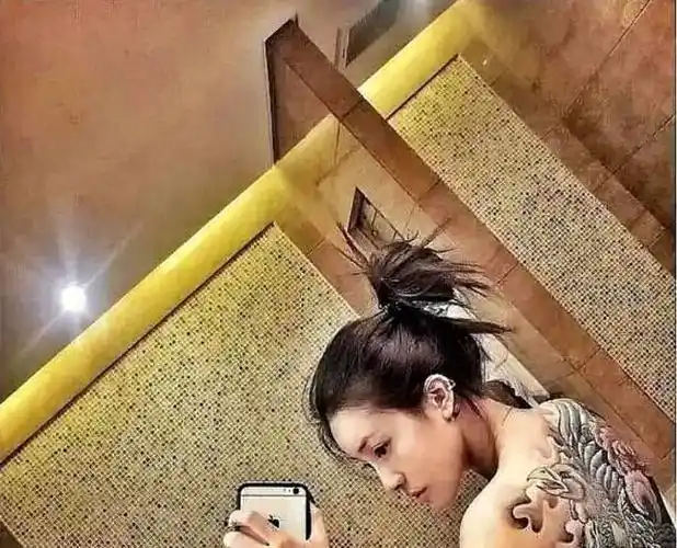 喻言穿露腰装出席活动贴胶布遮满背纹身后悔年少轻狂了吧