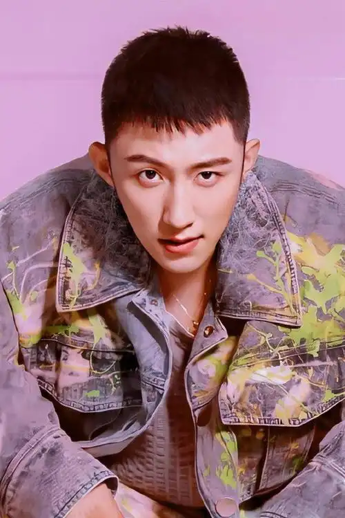 27岁黄景瑜穿涂鸦牛仔外套拍大片,野性十足,寸头超a的