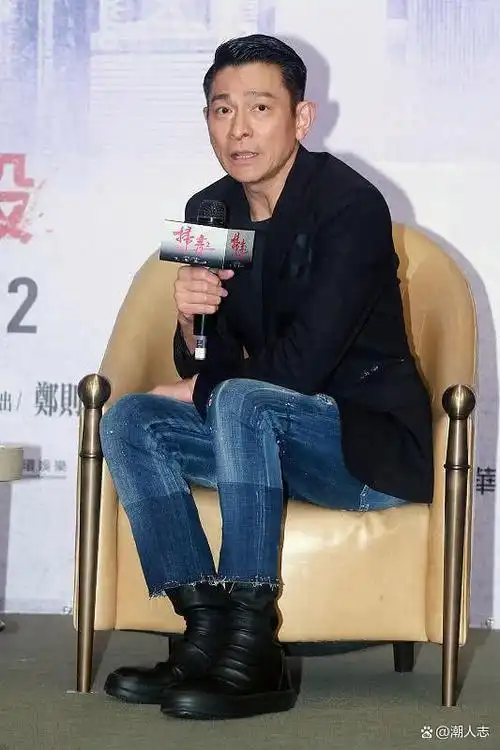 62岁刘德华告诉你:发型一丝不苟,裤子短一截,到老也不油腻